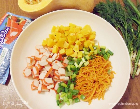 Выложить овощи в салатник.