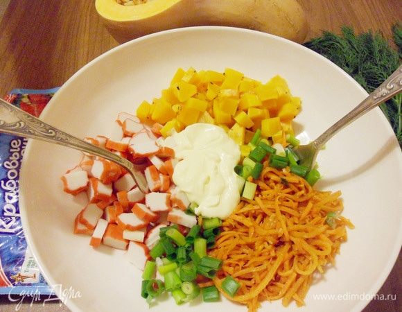 Добавить майонез, соль по вкусу. Аккуратно перемешать салат двумя вилками.