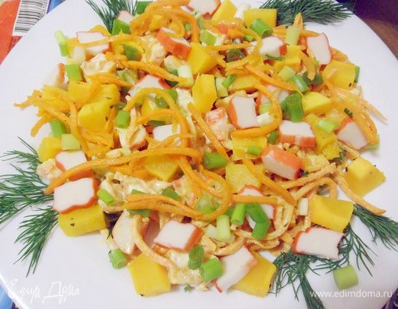 Осталось выложить салат на сервировочное блюдо и украсить зеленью по вкусу.