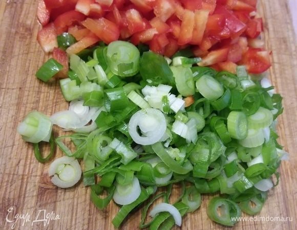 Мелко нарезать овощи. Небольшой красный болгарский перец, 2 перышка лука. Овощи могут быть и другие. 