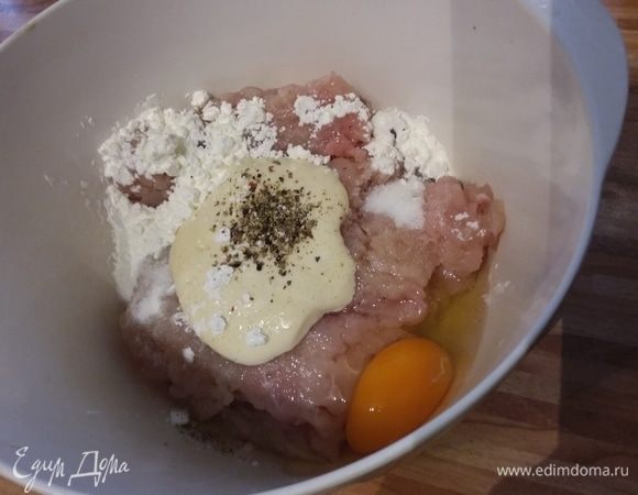 В рубленое мясо добавить майонез, яйцо, крахмал, соль и перец. 