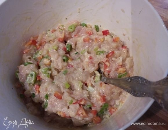 Добавить овощи и перемешать. Поставить в холодильник хотя бы на несколько часов. 