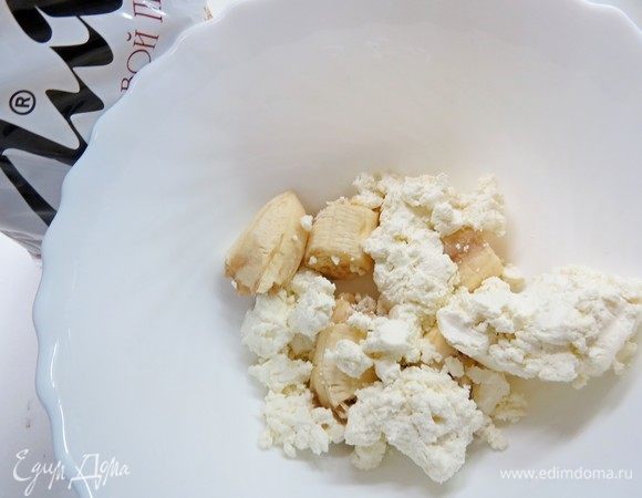 Смешать творог и бананы, пробить блендером до однородности. 