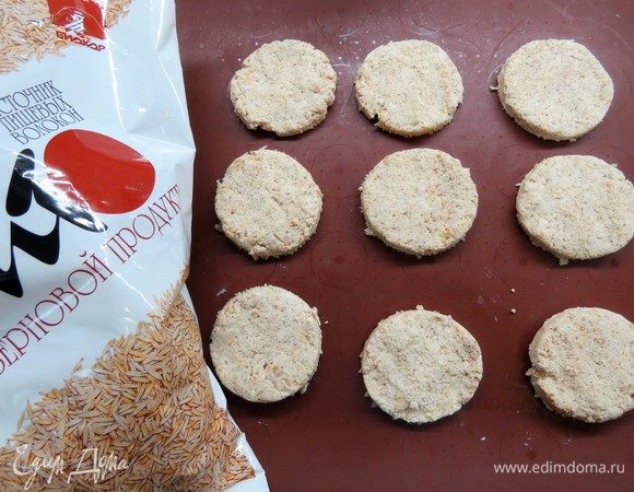 Мокрыми руками формируем шарик, затем приплющиваем его, получается круглая лепешка. Выкладываем наши печенья на пекарскую бумагу или силиконовый коврик. 
Выпекаем в разогретой до 180°С духовке 20-25 минут. 