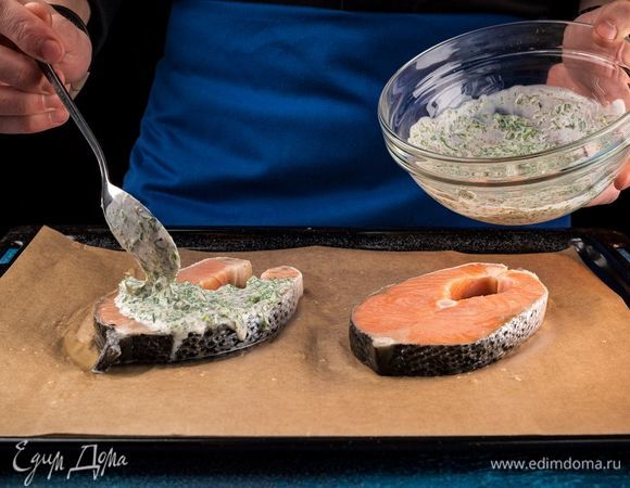 Сверху каждый стейк смажьте йогуртовой смесью.