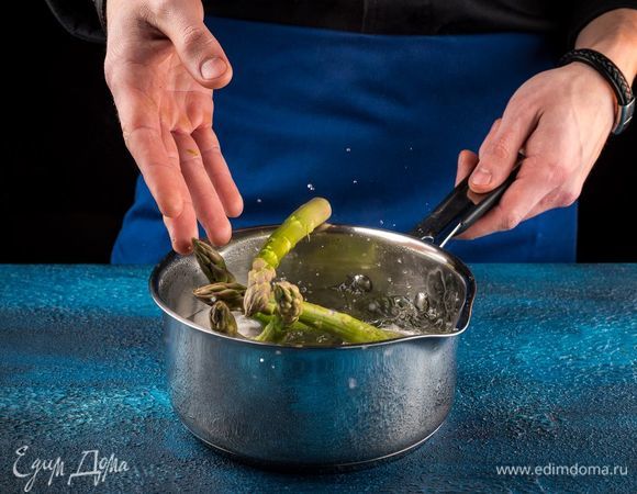 Поставьте рыбу запекаться в разогретую до 220°С духовку в течение 20-25 минут. Пока запекается рыба, припустите в воде или на пару спаржу.