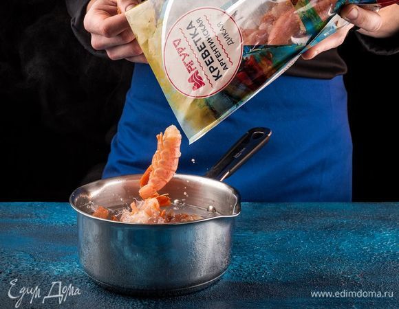 Креветки аргентинские ТМ «Магуро» отварите в подсоленной воде в течение 3 минут. Охладите и очистите, оставив хвостики.