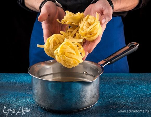 Феттучине отварите до состояния аль денте в подсоленной воде. Откиньте на дуршлаг и сохраните теплыми.