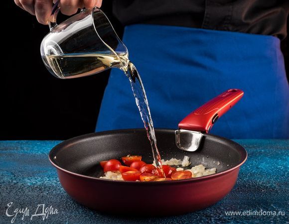 Далее добавьте в сковороду помидоры черри, вино и готовьте еще 3 минуты.