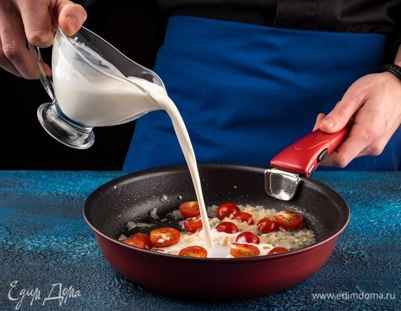 Влейте в сковороду сливки, уменьшите огонь и готовьте соус до загустения еще 5 минут. 