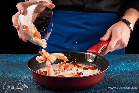 Добавьте в соус креветки, тушите 2 минуты. Тем временем нарежьте свежий базилик.