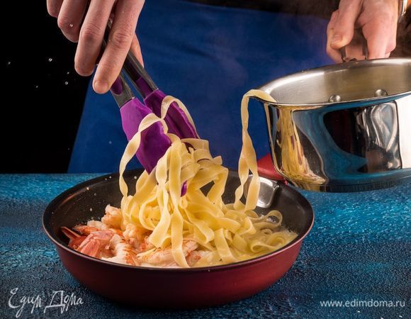 Смешайте готовый соус с феттучине, добавьте специи по вкусу.