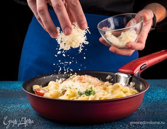 Сверху посыпьте тертым пармезаном и измельченным базиликом. 