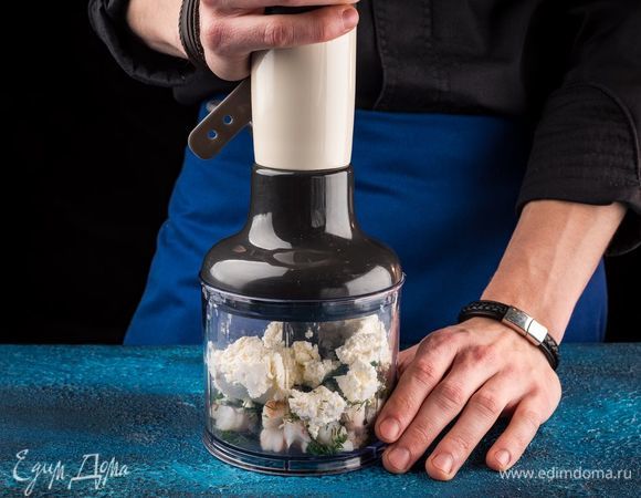 Измельчить укроп. Большую часть креветок нарезать. Все смешать с творожным сыром. С помощью блендера измельчить начинку до однородной массы.