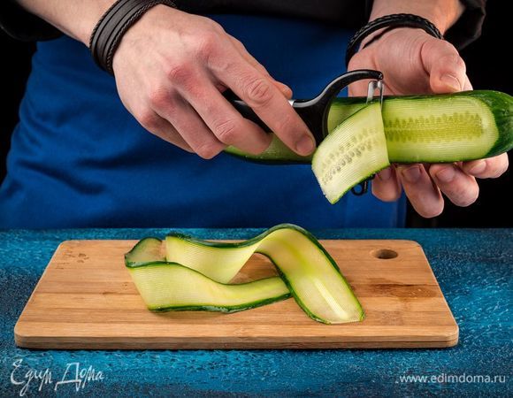 Огурцы помыть, обсушить бумажными полотенцами. Не чистить. С помощью овощечистки нарезать тонкими слайсами.