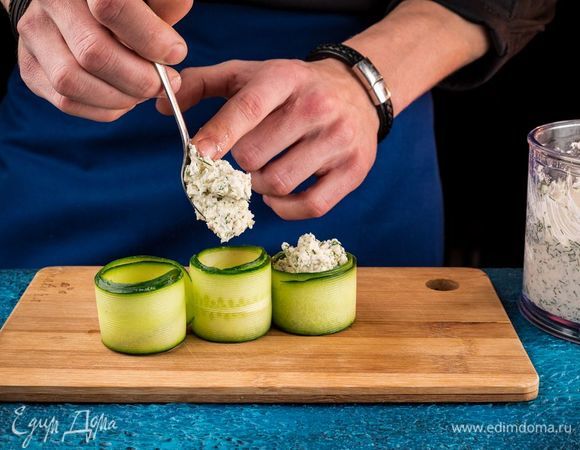 Свернуть каждый слайс роллом. Все роллы поставить на сервировочное блюдо. В каждый ролл выложить начинку.