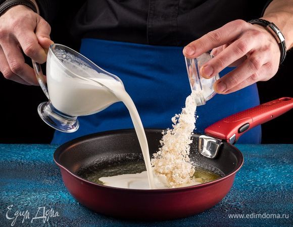 В небольшой сковороде растопить сливочное масло, добавить муку, перемешать, медленно влить сливки, постоянно помешивая.