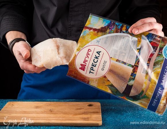 Филе трески ТМ «Магуро» разморозьте, нарежьте на кусочки.