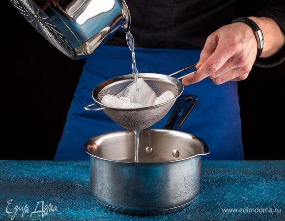 Выньте из бульона рыбу и овощи, отложите в сторону. А бульон процедите.