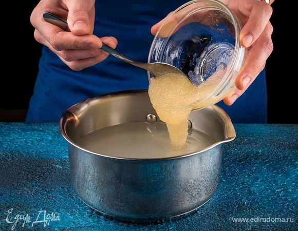 В небольшом количестве холодной кипяченой воды растворите желатин. Размешайте и влейте все в бульон. Мешайте до полного растворения желатина.