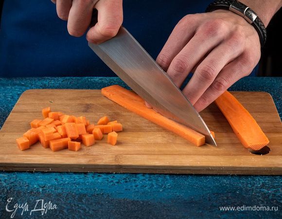 Морковь нарежьте фигурными вырубками или же просто кубиками. Срежьте листья петрушки. 