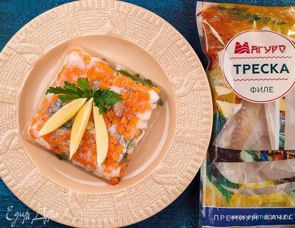 На сервировочное блюдо переверните формочку и извлеките желе. Снизу будет рыба, а сверху — яркий рисунок из овощей. Украсьте блюдо лимонными дольками, зеленью и подавайте на праздничный стол. Приятного аппетита!