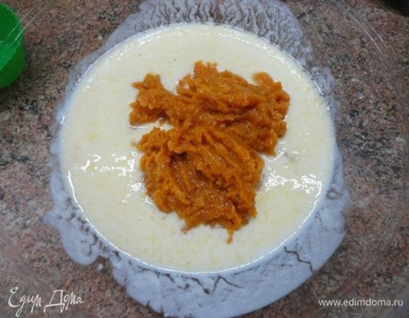 Яйцо добавить к кефиру и взбить слегка вилкой. Добавить курагу, пюрированную вместе с водой, в которой она замачивалась.