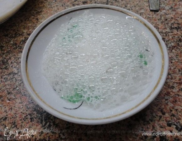 Чайную ложку (ровненько без верха) соды погасить соком лимона и добавить к жидким ингредиентам.