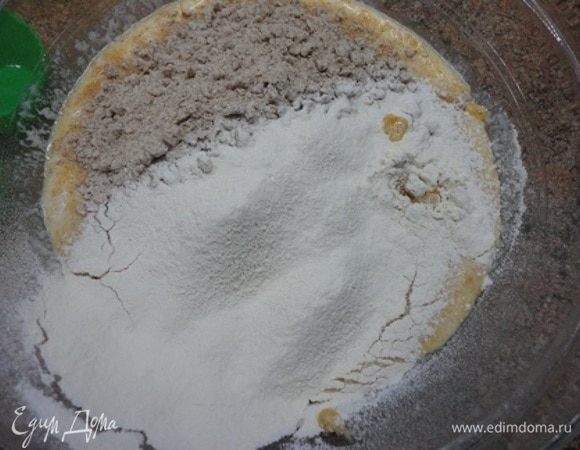 Сюда же добавляем отруби, просеиваем муку, смешанную с солью и ванильным сахаром. Все перемешиваем.