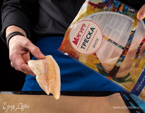 Филе трески ТМ «Магуро» разморозить, промыть, высушить бумажными полотенцами. Застелите противень бумагой для выпечки, выложите филе трески. Слегка посыпьте перцем и посолите. Запеките в духовке при 200°С в течение 20-30 минут. Достаньте рыбу из духовки и охладите. Разберите рыбу на маленькие кусочки, удалив при этом все косточки.