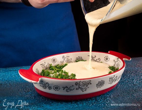 Вылейте вторую часть теста сверху на начинку. Выпекайте пирог при 200°С до готовности. 