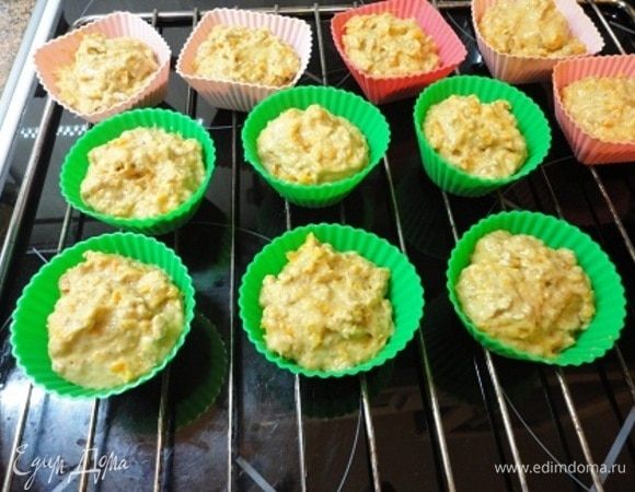 Выкладываем в формочки (11-12 штук) и выпекаем 20-25 минут при температуре 180°С.