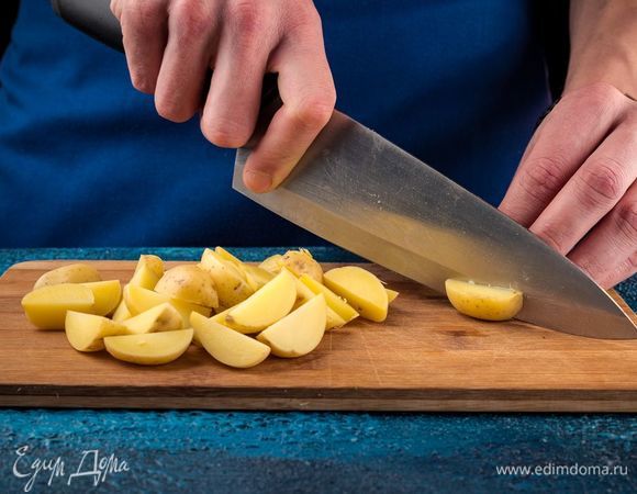 Фасоль приготовить согласно инструкции на упаковке. Картофель отварить в мундире, затем воду слить и засыпать картошку льдом, чтобы она не была рассыпчатой. Сваренную картошку разрезать на четыре части.