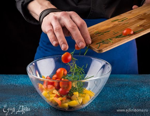 Выложить картофель в салатник, влить 2 ст. ложки оливкового масла, все перемешать. Зеленый лук нарезать наискосок и всыпать к картошке. Помидоры черри разрезать пополам и добавить в салат.