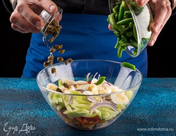 Перепелиные яйца опустить в кипящую воду и варить полторы минуты, затем почистить и разрезать пополам. Добавить в салат фасоль, яйца, каперсы.