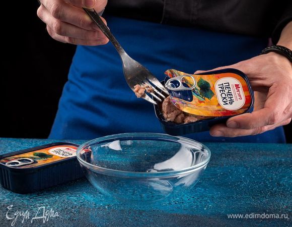 Печень трески ТМ «Магуро» размять вилкой и выложить на салат.