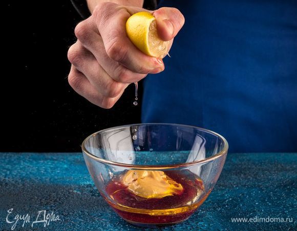 Приготовить заправку: из половинки лимона выжать сок, смешать с горчицей, добавить уксус, оливковое масло, соль и перец, слегка взбить все вилкой. 