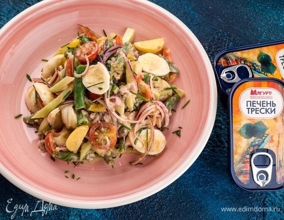 Полить салат заправкой. Перемешать и выложить на тарелку. Приятного аппетита!