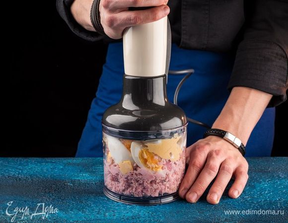 Измельчите все до однородной гладкой массы. Добавьте специи по вкусу.