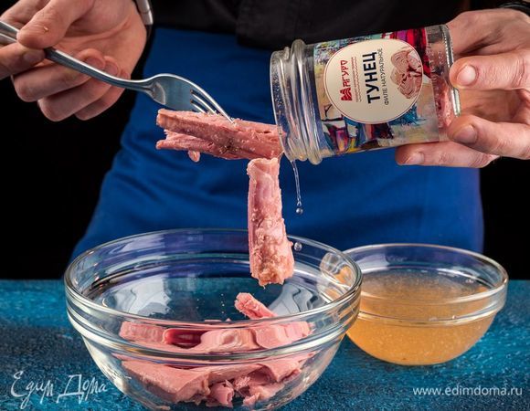 Стручковую фасоль отварите в течение 3 минут. Слейте воду, а фасоль остудите и нарежьте. Измельчите зеленый лук. С тунца ТМ «Магуро» слейте жидкость (сохраните) и разомните мясо вилкой.