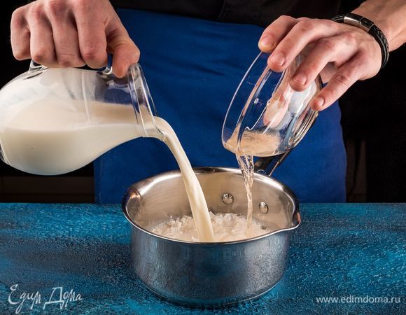 В кастрюле смешайте крахмал, сок с тунца и молоко. Хорошо перемешайте. Доведите до кипения, энергично взбивая соус, пока он не загустеет. Снимите с огня.