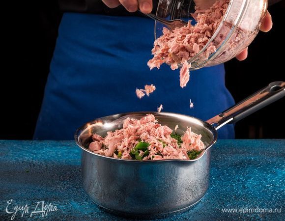 Добавьте в соус кукурузу, измельченный лук, фасоль, тунца. Добавьте специи по вкусу. Все перемешайте. Полученную смесь разложите в порционные формочки.