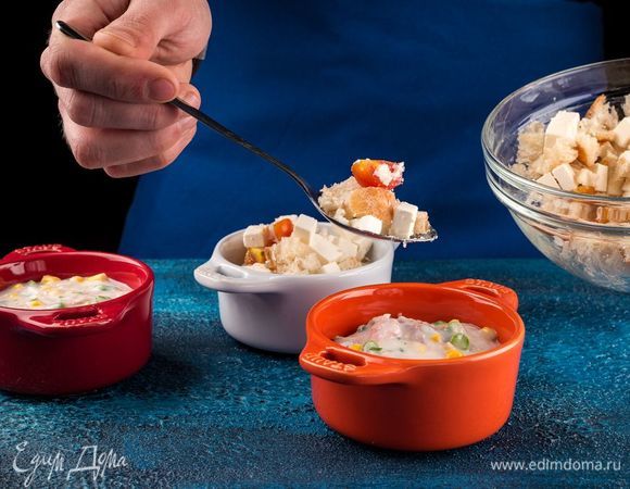 Помидоры, брынзу и хлеб нарежьте кубиком, смешайте в миске с оливковым маслом. Выложите массу в формочки сверху на смесь с тунцом.