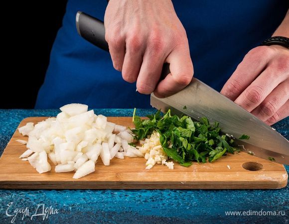 Репчатый лук, чеснок и петрушку измельчить.