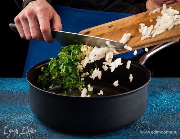 Половину сливочного масла растопить в сковороде, выложить измельченный лук и чеснок, измельченную петрушку. Все перемешать и прогреть в течение 3 минут.