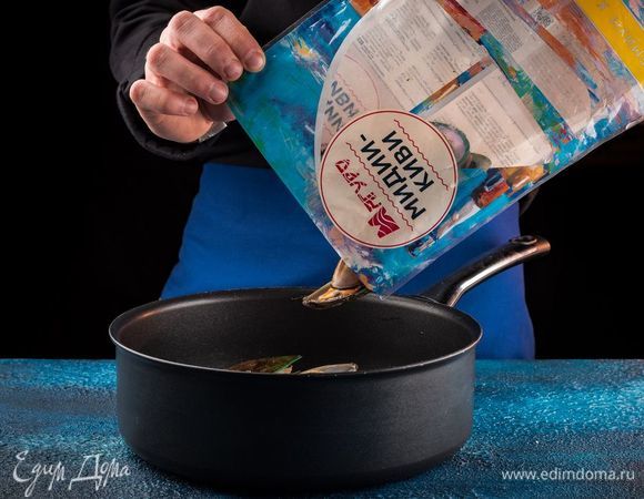 Мидии-киви ТМ «Магуро» разморозить, тщательно промыть. Выложить мидии в сковороду.