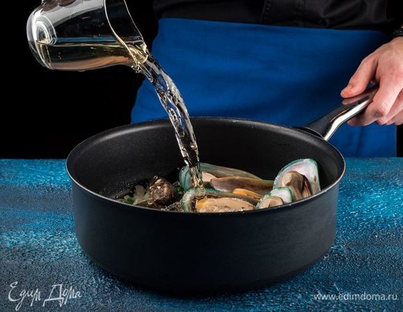 Влить вино, все перемешать и томить на среднем огне под крышкой 5 минут.