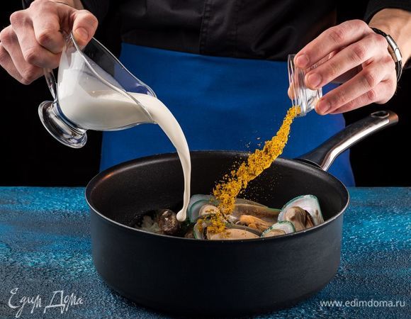 Влить к мидиям в сковороду сливки, добавить карри и вторую порцию сливочного масла. Все перемешать и посолить по вкусу. 