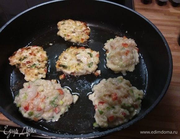 Жарить на разогретом масле, выкладывая фарш ложкой. 