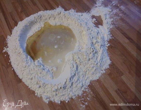 Тесто замешивала прямо на столе: в муке сделать лунку, добавить щепотку соли, растительное масло (у меня подсолнечное) и, постепенно добавляя воду комнатной температуры, замесить тесто.  